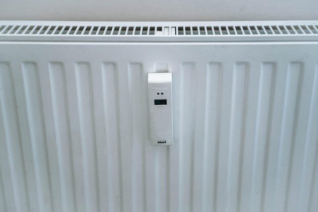 Close-up van appartementradiator met slimme warmtemeter Energiecrisis in Europa