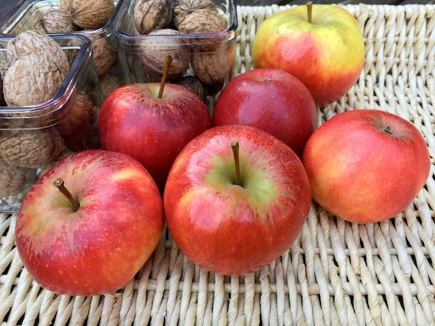 Close-up van appels en walnoten