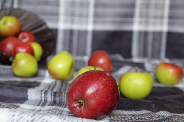 Foto close-up van appels op tafel