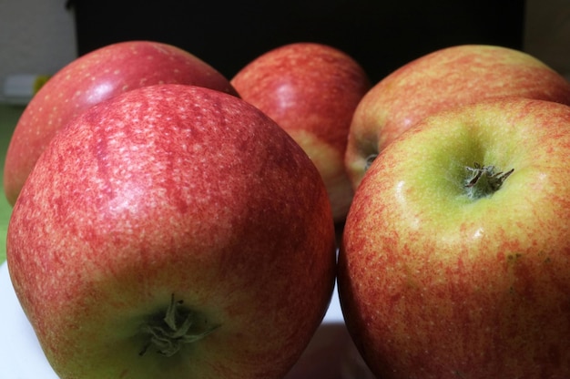 Close-up van appels op tafel