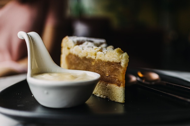 Close-up van Apple Crumble Cake in donkere klassieke café.