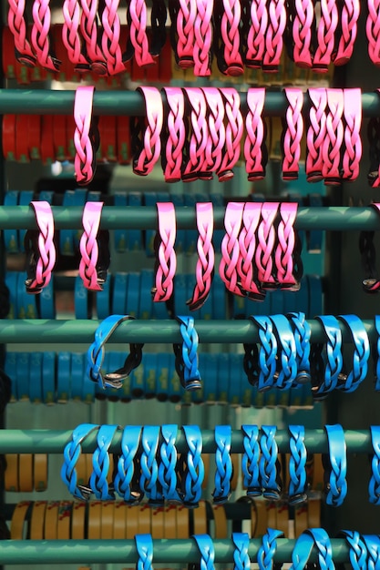 Foto close-up van armbanden die op een rek op de markt hangen