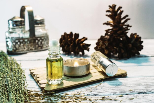 Close-up van aromatherapieflessen op tafel
