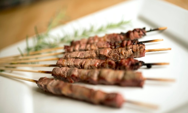 Foto close-up van arrosticini een typisch abruzzo vlees op barbecue grill