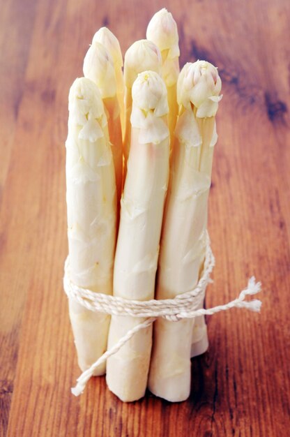 Close-up van asperges op tafel.