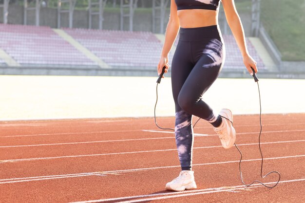 Close up van atletische blanke vrouw springtouw als onderdeel van haar fitness workout sportieve vrouw