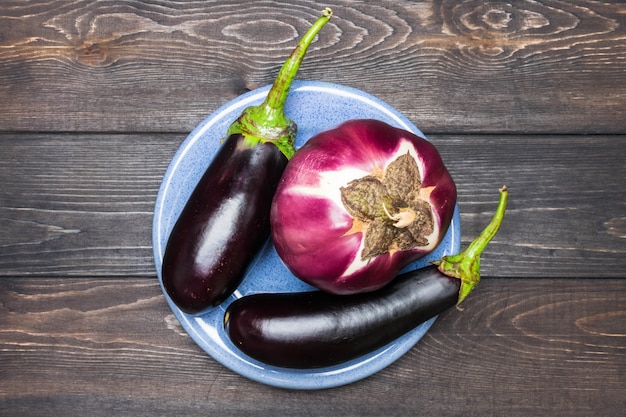 Foto close-up van aubergine op een blauw bord