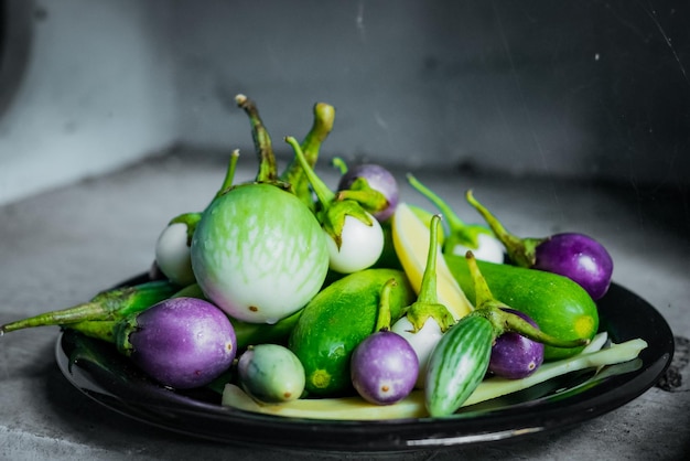 Close-up van aubergines en komkommers op een bord
