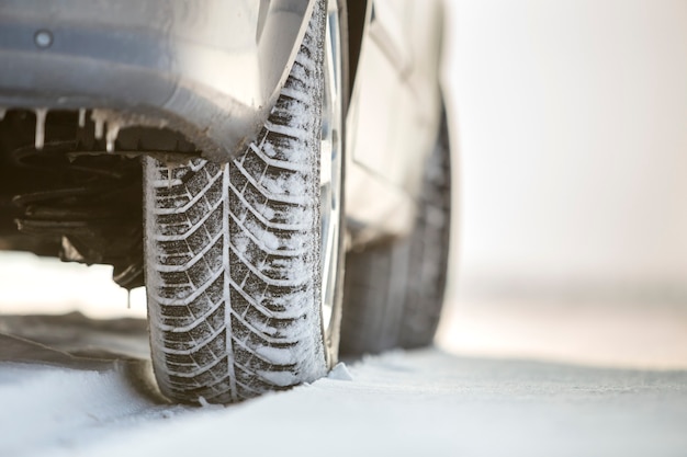 Close-up van auto wielen rubberen band in diepe sneeuw. Transport- en veiligheidsconcept.