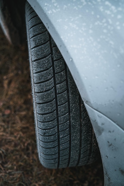 Close-up van auto wielen rubberen banden in de wintersneeuw Concept van transport en veiligheid tijdens het winterseizoen Selectieve aandacht