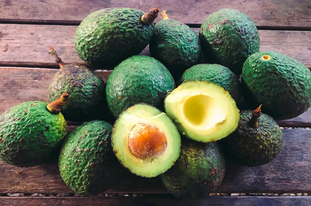 Close-up van avocado's op tafel