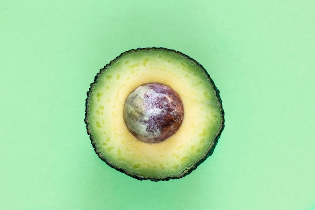Close-up van avocado tegen een groene achtergrond