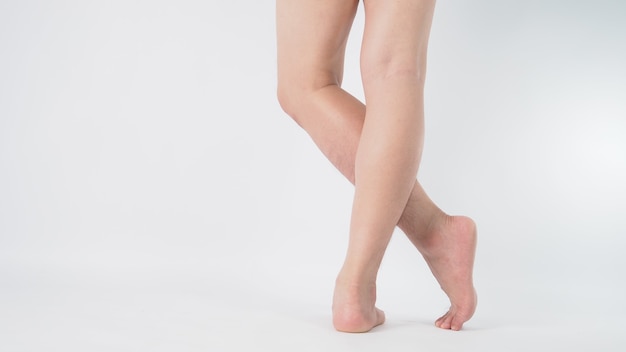 Close up van Aziatische mannelijke blote voeten en been op witte background
