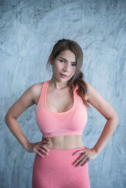 Close-up van Aziatische mooie sport meisje op de muur van gymThailand liefde healthSlim woman workout concept