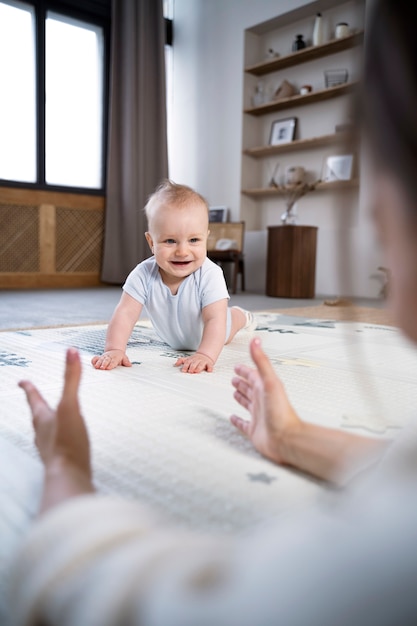 Foto close-up van baby die kruipt en leert lopen