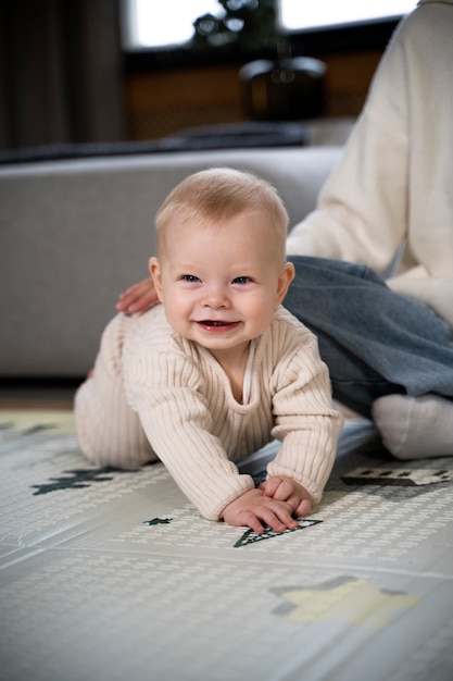 Foto close-up van baby die kruipt en leert lopen