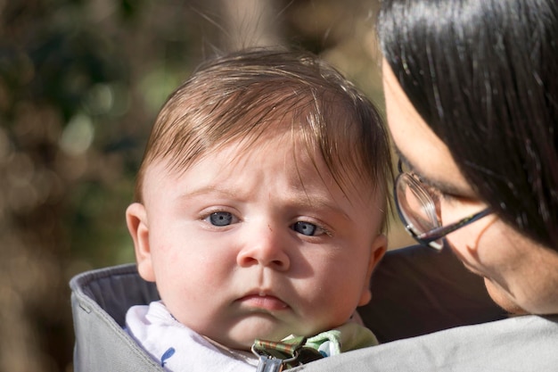 Close-up van baby jongen met moeder