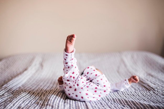 Close-up van baby jongen op bed thuis