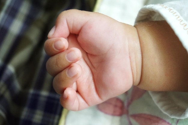 Foto close-up van baby's handen