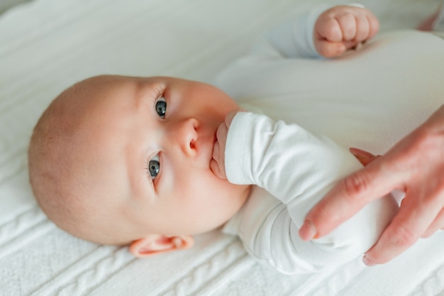 Close-up van babygezicht met blauwe ogen