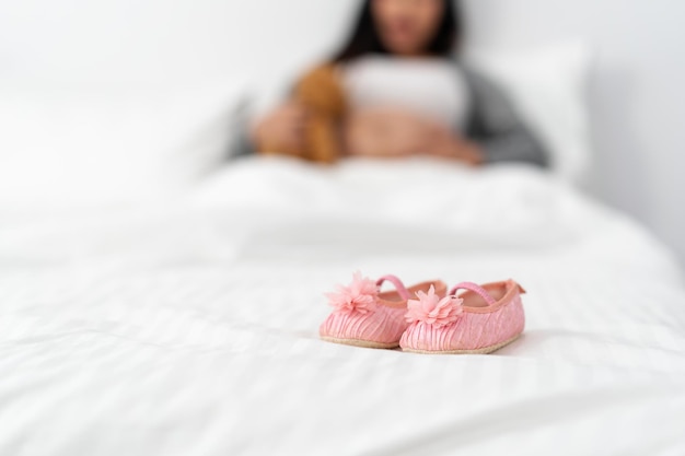 Close-up van babyschoen voor pasgeboren baby op bed