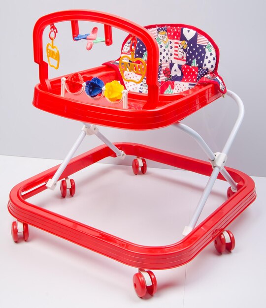 Foto close-up van babywalker tegen de witte muur