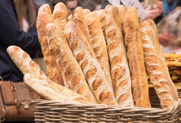 Close-up van baguettes in een whicker mand