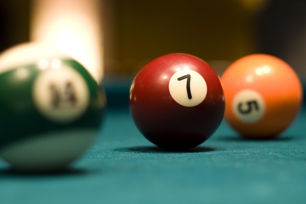 Close-up van ballen op een biljarttafel