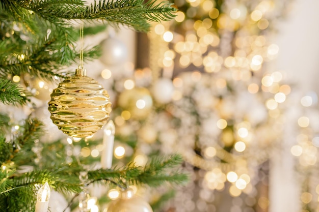 Close up van ballen op kerstboom bokeh slingers in de achtergrond Nieuwjaar concept