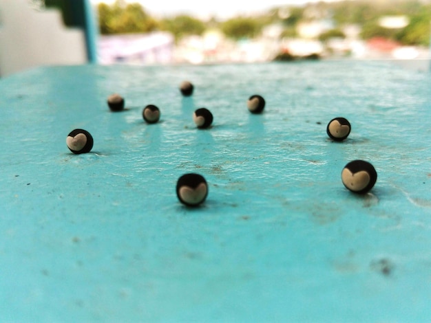 Foto close-up van ballen op tafel