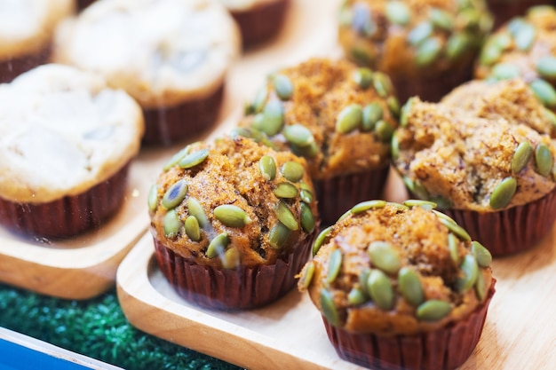 Close-up van bananenbrood cupcake-muffins, thaise straatvoedselmarkt