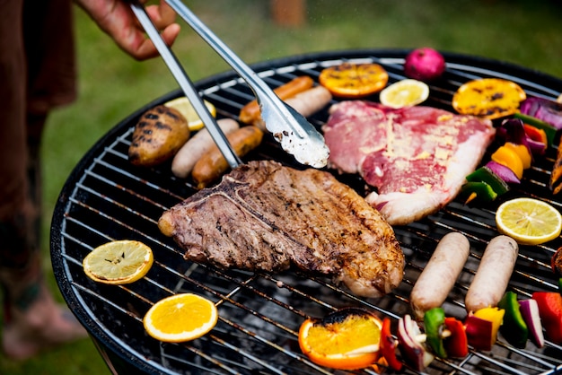 Close-up van barbecueslapjes vlees op de houtskoolgrill