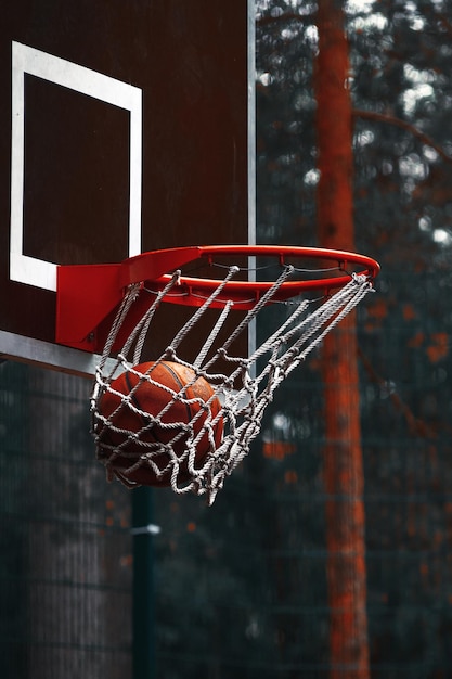 Foto close-up van basketbal in de hoepel