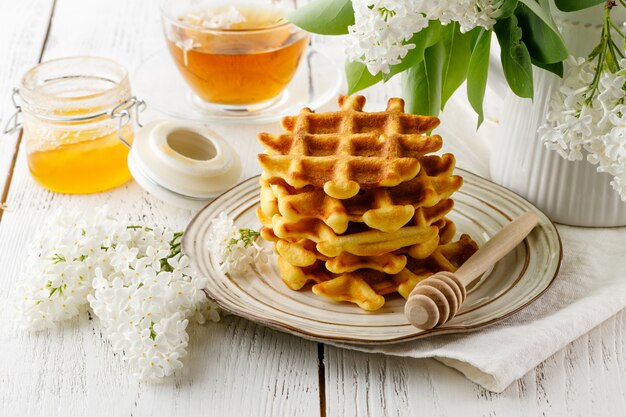 Close-up van Belgische wafels op plaat met chocolade voor het ontbijt