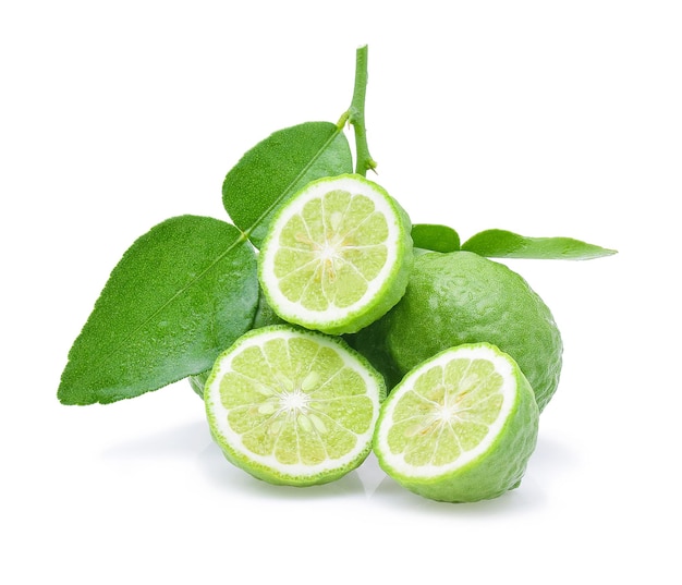 Close-up van bergamot sinaasappels tegen een witte achtergrond