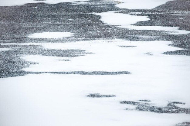 Foto close-up van besneeuwde weg