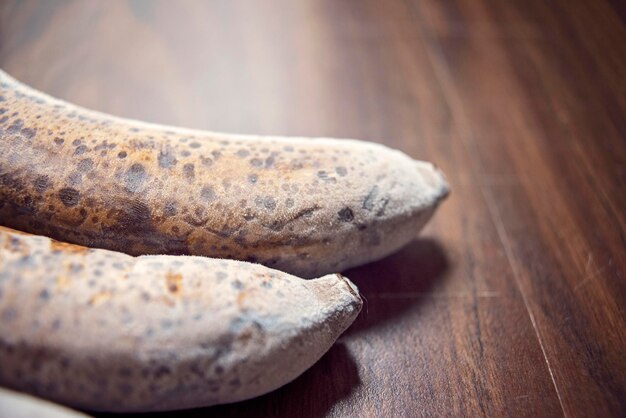 Foto close-up van bevroren bananen op tafel