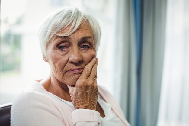 Close-up van bezorgd senior vrouw