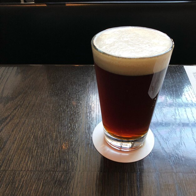 Foto close-up van bier in een glas op tafel