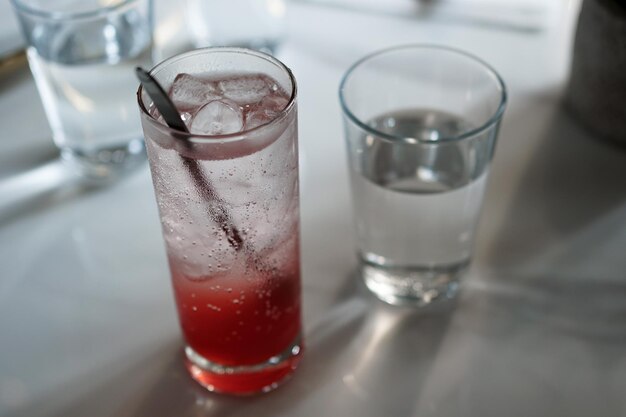 Close-up van bier in een glas op tafel