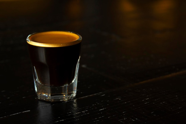 Foto close-up van bier in glas op tafel