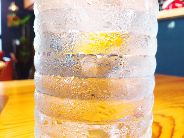 Foto close-up van bier in glas op tafel