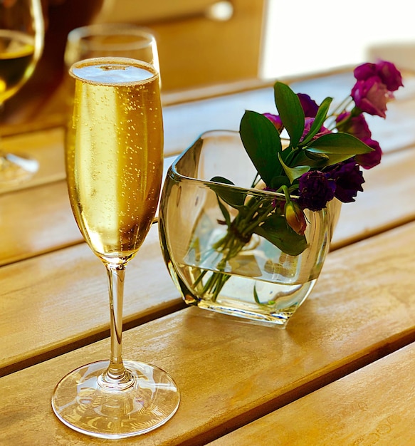 Close-up van bier in glas op tafel