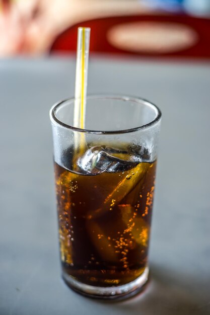 Close-up van bier in glas op tafel