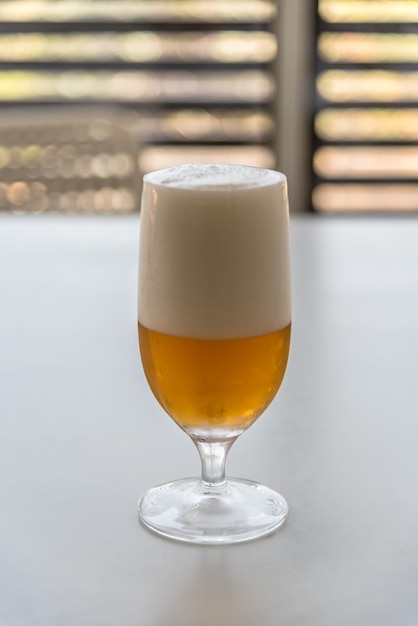 Close-up van bier in glas op tafel