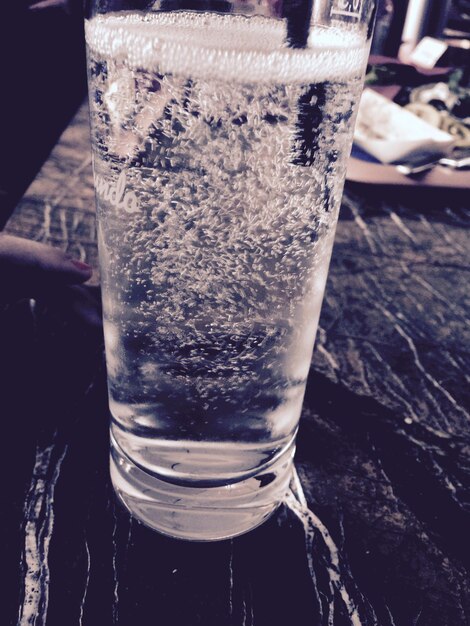 Foto close-up van bier in glas op tafel