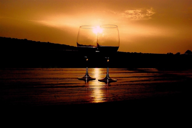 Close-up van bier op tafel tegen zonsondergang