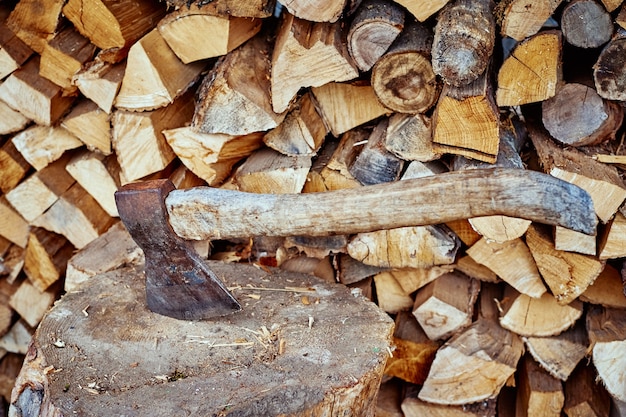 Close up van bijl tegen brandhout achtergrond
