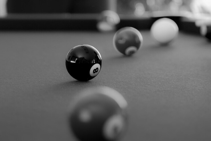 Foto close-up van biljartballen op tafel