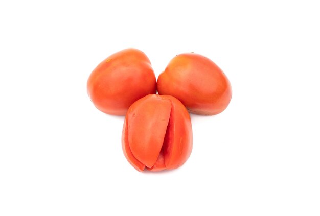 Close-up van biologische verse rijpe tomaten op een afgelegen witte achtergrond